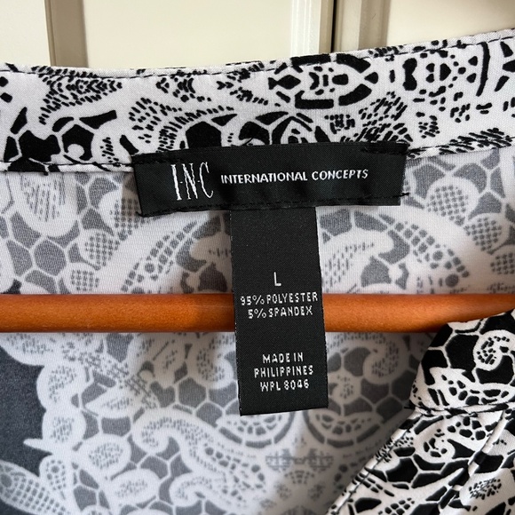 Like New Women’s Blouse - Picture 2 of 2